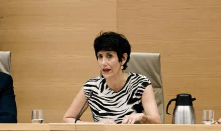 Elma Saiz defiende los campamentos de migrantes: "No son almacenes de personas"