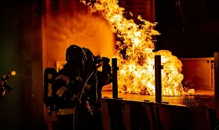 Mais de 100 operacionais combatem incêndio em Estremoz