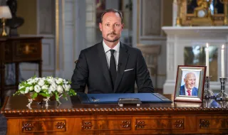 Rei da Noruega homenageia pai enquanto milhares choram morte de Harald V