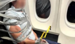 Passageiro é amarrado com fita adesiva em voo da American Airlines após comportamento agressivo