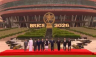 Líderes dos BRICS juntam-se de mãos dadas para fotografia de família durante cimeira em Nova Deli