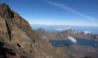 Erupção do vulcão Anak Krakatau fecha aeroportos na Indonésia e deixa 170 mil passageiros retidos