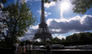 Torre Eiffel "escondeu" mulheres para visita de delegação hindu, mas grupo nega ter feito esse pedido