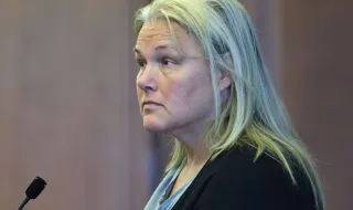 Mulher que se diz "viciada em crimes" é detida durante julgamento de Lindsay Clancy
