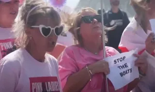 Mulheres ganham protagonismo nos protestos contra a imigração no Reino Unido