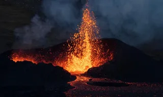 Erupção de vulcão fecha sete aeroportos na Indonésia. Mais de 2.300 voos afetados