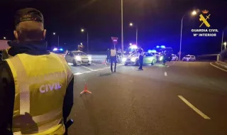Multado con 100 euros por tener una avería en carretera, indicar el accidente con la baliza v-16 pero no tener visible correctamente la v-13 obligatoria: la Guardia Civil extrema la vigilancia