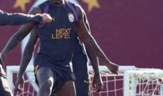 Duas baixas de peso e Rafael Leão e Gül na comitiva: a lista do Galatasaray para a visita ao Sporting
