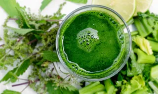 Bebeu um batido com pistácio e uma hora depois estava entre a vida e a morte
