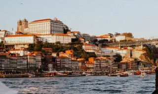 Mulher cai ao rio Douro durante passeio de barco