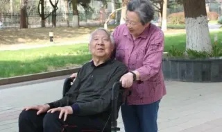 “Tem de se lembrar do meu nome”. Chinesa de 90 anos cuida do marido com Alzheimer