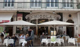 Incêndio deflagra no histórico Café Nicola, no Rossio, em Lisboa