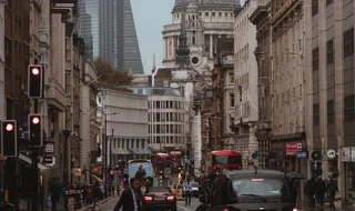 Londres restringiu os carros mais poluentes. Agora os pulmões das crianças estão mais saudáveis