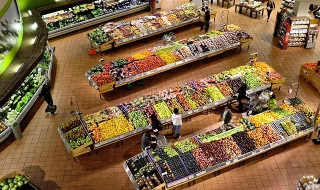 Cinco assaltantes roubaram telemóveis no Auchan