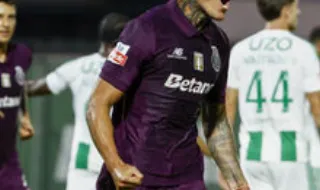 Nehuén Pérez pronto a render Bednarek frente ao Manchester City