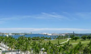 Corte de imigração de Miami elimina audiências por vídeo em meio a filas recordes