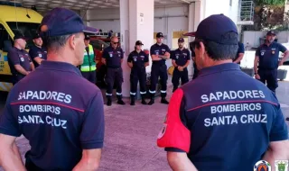 Fardas dos bombeiros de Santa Cruz doadas para Cabo Verde