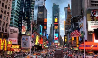 Mulher baleada pela polícia em Times Square após esfaquear duas pessoas