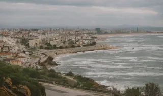 Há uma praia a 2 horas de Coimbra onde a Serra da Estrela vai consigo para a água