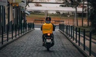 Dona da Glovo aceita oferta de compra da Uber por 12.770 milhões