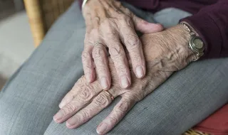 Homem escreve o testamento no telemóvel depois de quase morrer. Justiça reconhece-o como válido