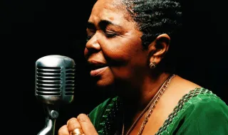 Disco com inéditos de Cesária Évora editado em outubro: ouça aqui a primeira amostra, ‘Sonsente’