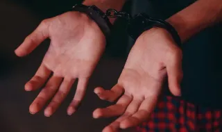 Jovem acusado de 76 crimes de pornografia de menores