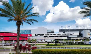 Daytona International Speedway ganha nova iluminação e se prepara para corrida da NASCAR