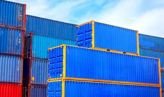 Exportações e importações abrandam crescimento. Défice comercial encolhe quase 400 milhões