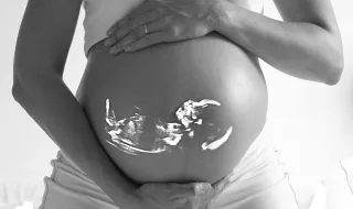 Os anticorpos que atravessam a placenta: como vacina da mãe protege o bebê antes mesmo do parto
