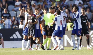 Do soco do guarda-redes em Bednarek ao penálti por "suposta falta": FC Porto não poupa arbitragem de José Bessa