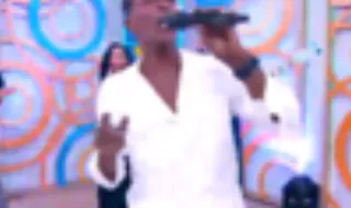Gaby Fernandes atua o clássico "Yolanda" no 'Olá, Bom Dia!'