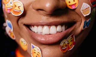 OS JOVENS TRANSFORMARAM ESTE EMOJI NUM FENÓMENO. AGORA ESTÁ EM TODO O LADO