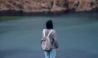 MONTANHA DEVOLVE -LHE MOCHILA 63 ANOS DEPOIS (E QUASE TUDO ESTAVA INTACTO)