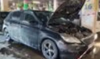 Carro deflagra em chamas no parque de estacionamento do Centro Comercial Continente de Loures