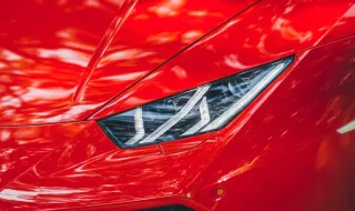 Carros rápidos e de luxo? João Neves chega ao treino no PSG numa carrinha de mercadorias