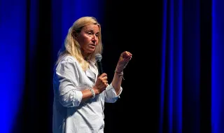 Mogherini alerta jovens para futuro sob “a lei do mais forte”