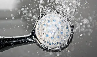Passa demasiado tempo no duche? Cientista revela quanto deve durar o banho