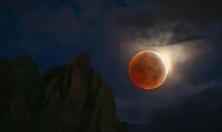 Una luna roja pone el broche a un eclipse que maravilla a medio mundo