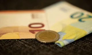 Euro sobe ligeiramente mas mantém-se no patamar dos 1,15 dólares