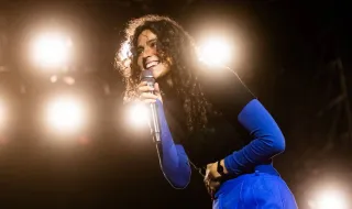 Enquanto o mundo e os festivais gritam, MARO canta-nos ao ouvido: no Meo Kalorama, fê-lo com um sorriso nos lábios