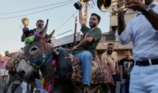 Conheça a tradicional corrida libanesa que enfeita burros com flores e óculos de sol
