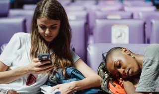 Jetlag social: dormir mais nos fins de semana pode aumentar a ansiedade nos adolescentes, mostra novo estudo