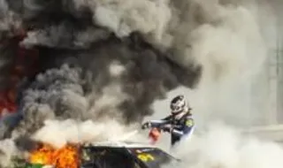 Assustador: piloto britânico escapa de carro em chamas após ação heróica de adversário
