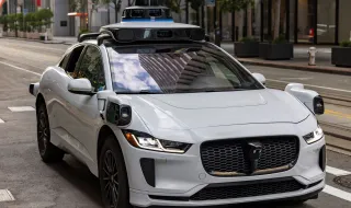 Carro autônomo perde conexão com a internet e colide com viatura policial durante gravação de reportagem