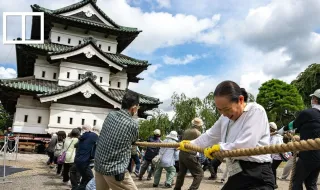 Mil e oitocentas pessoas puxam um castelo japonês de 360 toneladas