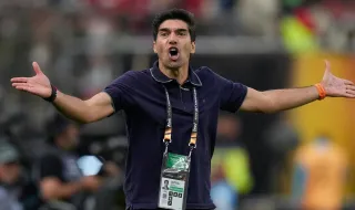 Abel Ferreira deu tantos pontapés em microfones que acabou por ser procurado... para uma ação publicitária