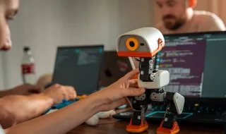 Microduck é um pequeno robot com preço atrativo que pode aprender novos truques
