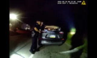 Bodycam regista momento em que polícia encontra corpo de estudante dentro de bagageira de carro nos EUA