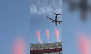 Aviões sobrevoam a poucos metros sob um estádio lotado com 50 mil pessoas